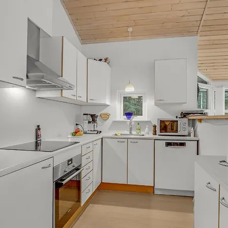 Dom wakacyjny 4 Bedroom Awesome In Nexø